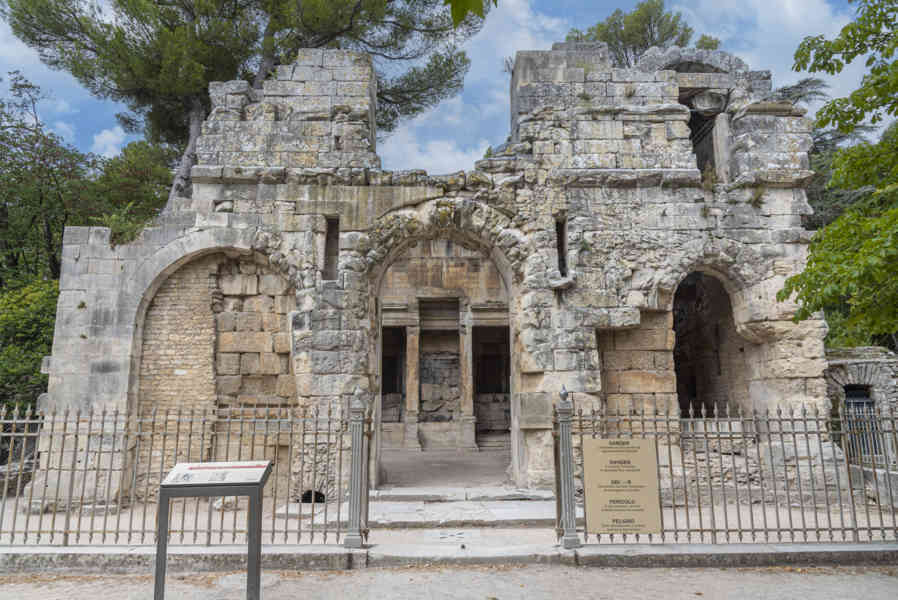 Francia - Nimes 055 - Templo de Diana.jpg